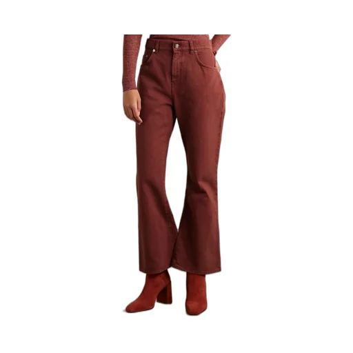 High-Waisted Jeans