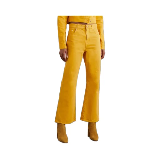 High-Waisted Jeans