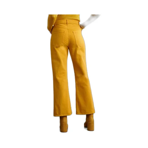 High-Waisted Jeans