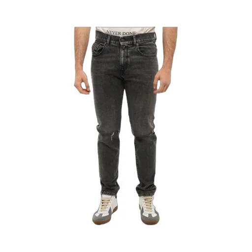 2019 Slim-Cut Denim Jeans
