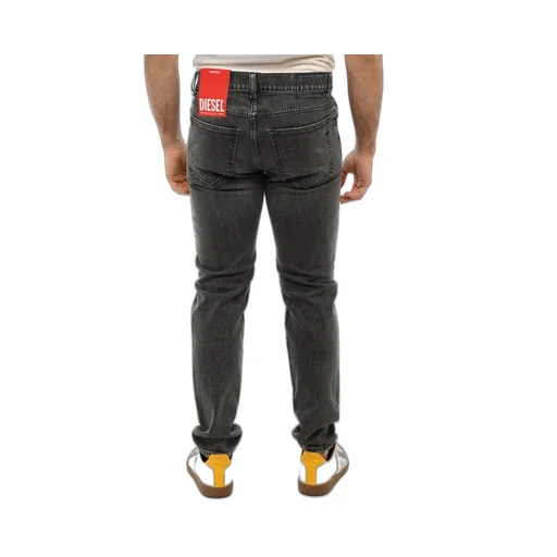 2019 Slim-Cut Denim Jeans