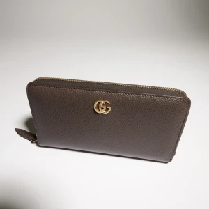 Bi-Color Gg Marmont Zip Around Wallet