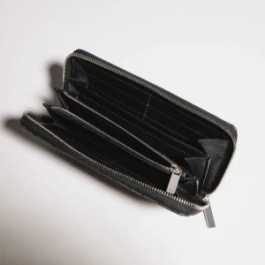 Gucci Essence Classic Zip-Around Wallet