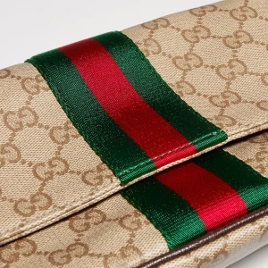 Madison Medium Shoulder Bag