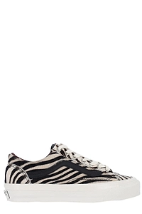Vans Low Top Lace Up Sneakers