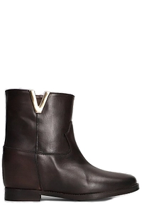 Julie Dee V-Detail Round Toe Boots