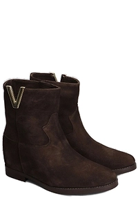 Julie Dee V-Detail Round Toe Boots